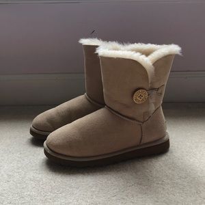 Uggs's Bailey Button Boot (Sand)